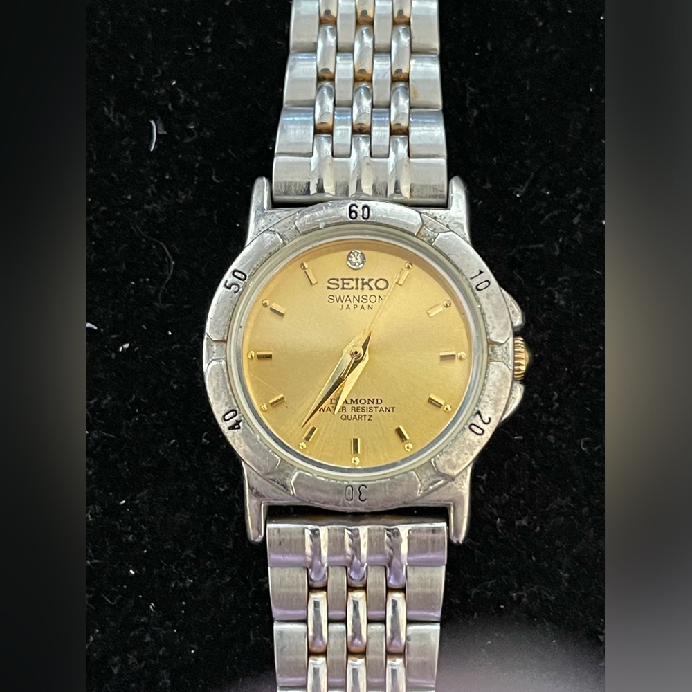 Seiko Japan w/ diamond 12 hour ladies watch